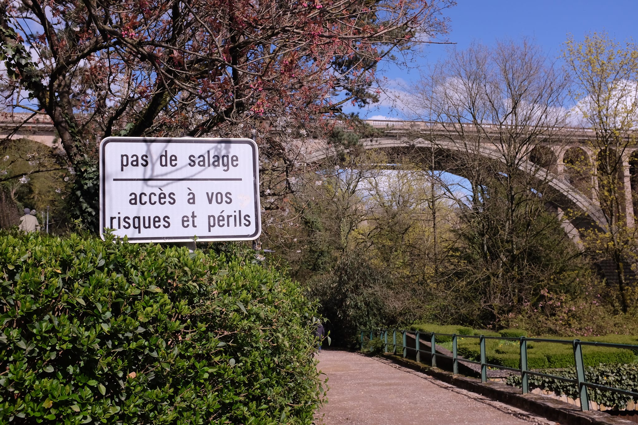 盧森堡的阿道夫橋下，步道旁的告示牌寫著「風險自負」。