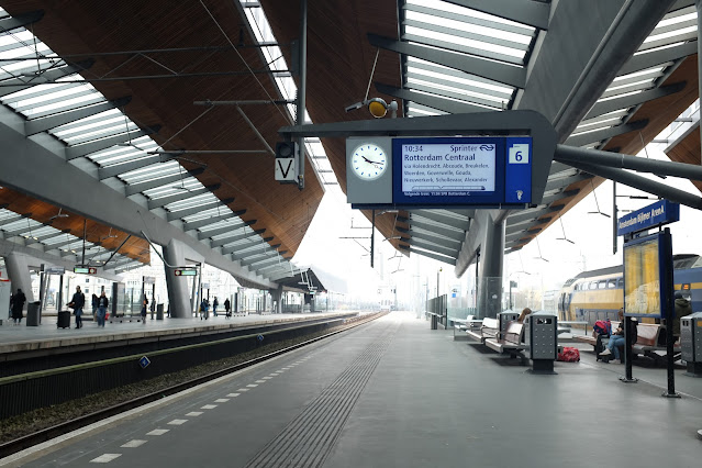 阿姆斯特丹的火車月台，相當乾淨。