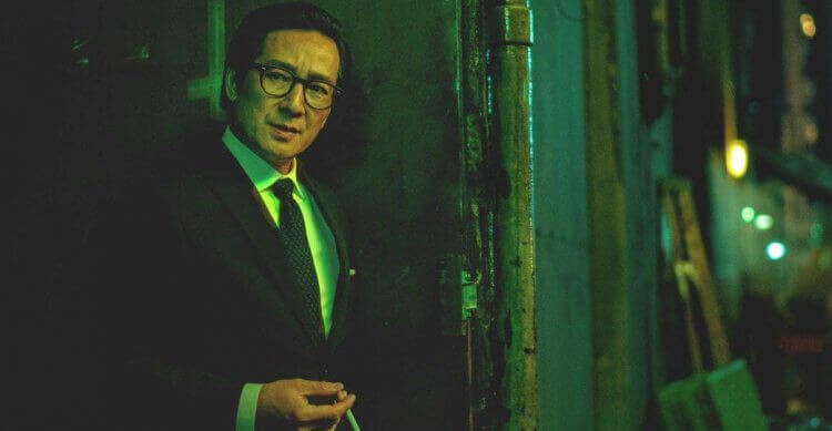 另一宇宙的 Waymond 沒有與 Evelyn 結婚,卻說來生願和她一起報稅、開洗衣店