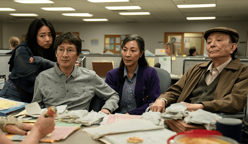 最後一幕的Evelyn、Waymond 和 Joy 都穿著藍色系衣物