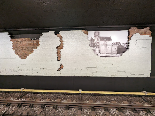 地鐵（metro）月台完全沒有廣告，只有該站獨特的牆面設計。