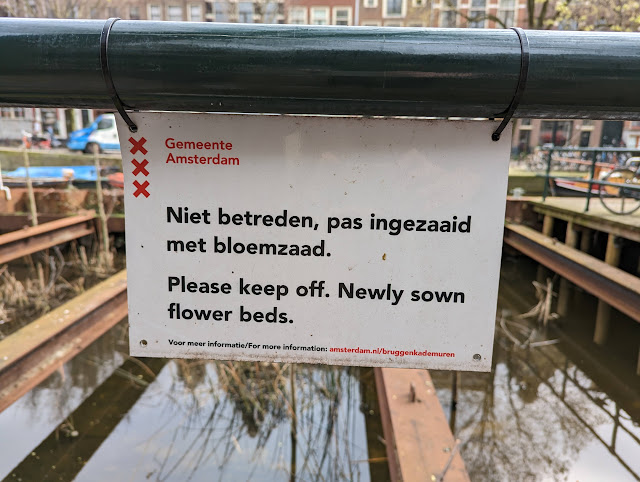 荷蘭的告示牌寫上了荷蘭文與英文。