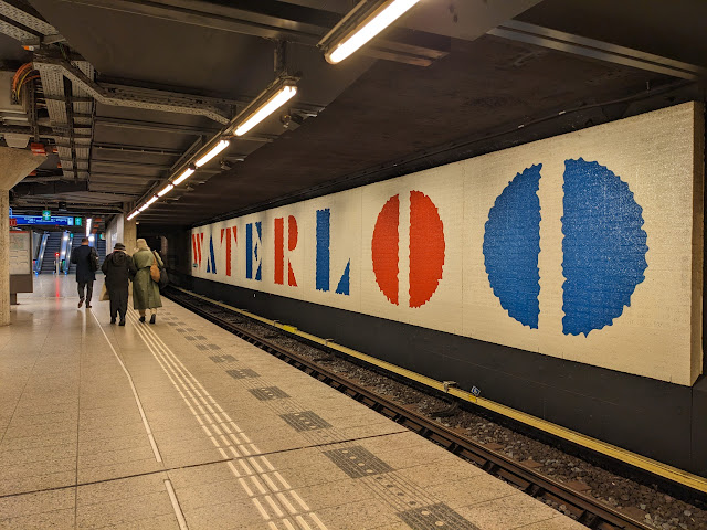 地鐵（metro）月台不僅沒有廣告，也幾乎沒有任何刺眼的告示和警示。