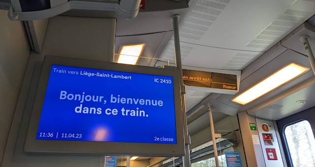 一到法語區，火車上的語言顯示就變成法文了。