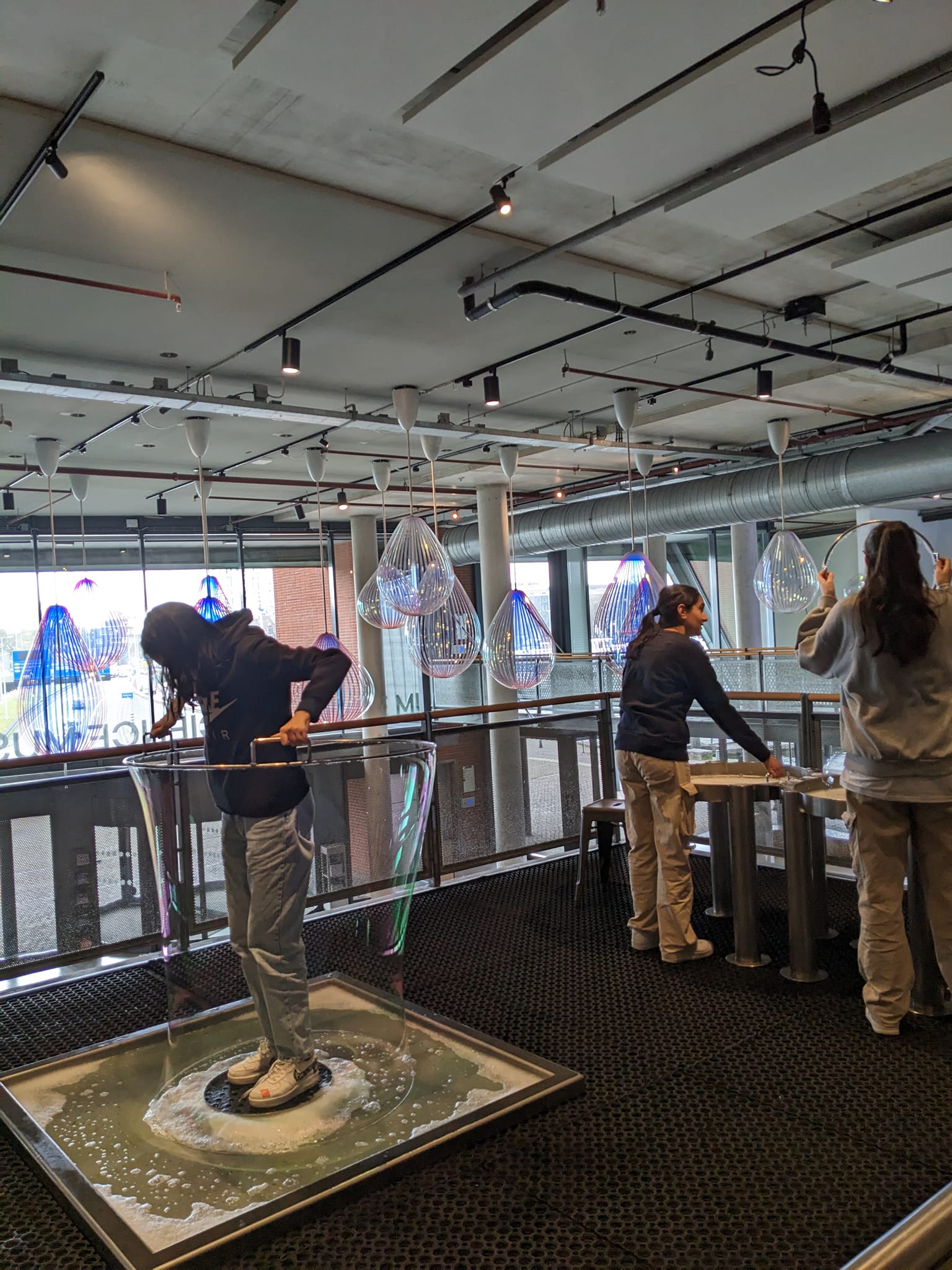 Nemo 科學博物館讓大家玩得很開心,也沒提醒你別把泡泡水弄出去,或是小心滑倒。