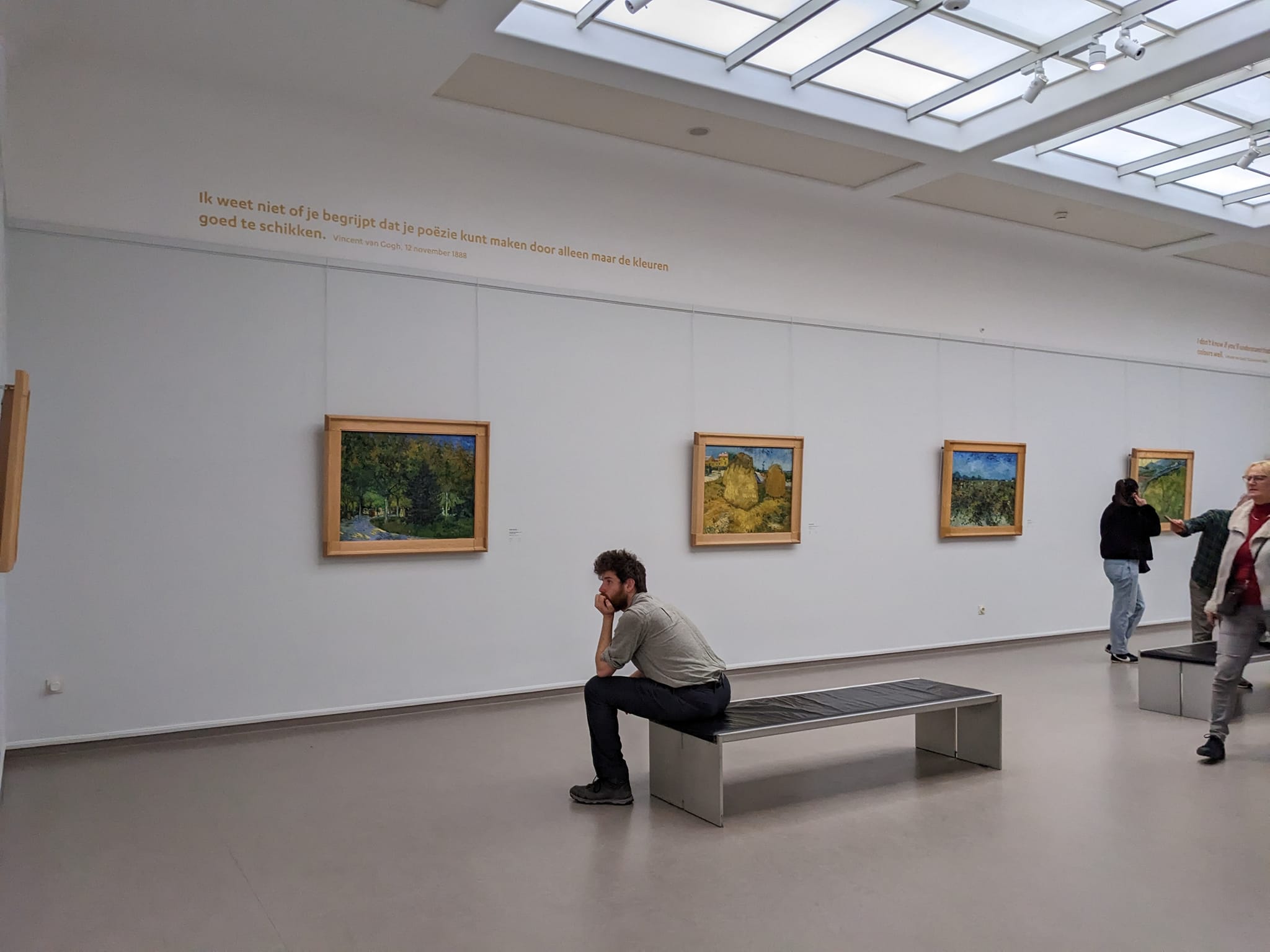 多數美術館或博物館也沒有太多警示「請勿碰觸」的用語,這間 Kröller-Müller Museum 地上甚至沒有提醒維持距離的警示線。