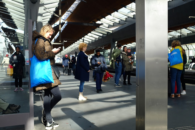 月台上的人們各自做自己的事，甚少大聲交談。