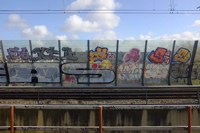 軌道旁的塗鴉