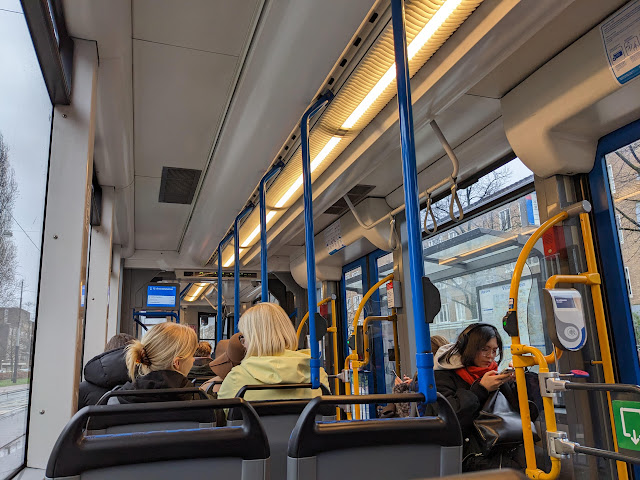 公車車廂內很乾淨，不僅沒有廣告，也鮮少告示或警示。